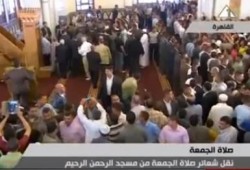 خروج الرئيس مرسي بعد صلاة الجمعة وسط  هتافات "بنحبك ياريس" (متلفز)