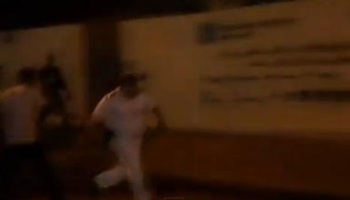 ضرب وسحل ضابط شرطة أمام قصر الاتحادية (متلفز)