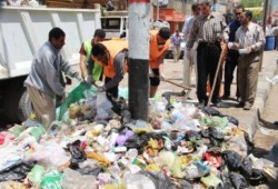 عمال النظافة ببني سويف يضربون عن العمل والإخوان والحرية والعدالة ينظفون المدينة