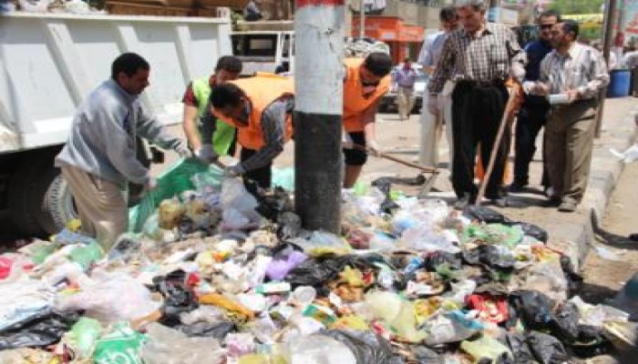 عمال النظافة ببني سويف يضربون عن العمل والإخوان والحرية والعدالة ينظفون المدينة