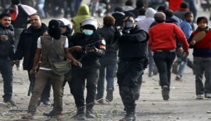 ضبط 7 أشخاص حاولوا تهريب 8 من "بلاك بلوك" عند ترحيلهم من محكمة القاهرة الجديدة