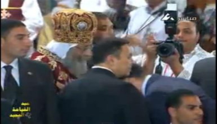 أبو حامد يقبل يد البابا ويستنكر تقبيل يد العلماء "متلفز"