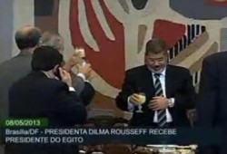 الرئيس مرسي يرفض تناول مشروب شك أن به خمر أثناء زيارته للبرازيل (متلفز)