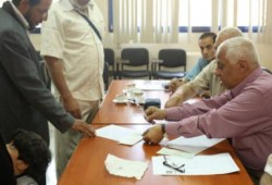 تنفيذا لقرار رئيس الجمهورية أسر شهداء مذبحة بورسعيد يتسلمون شيكات التعويضات الخاصة"متلفز