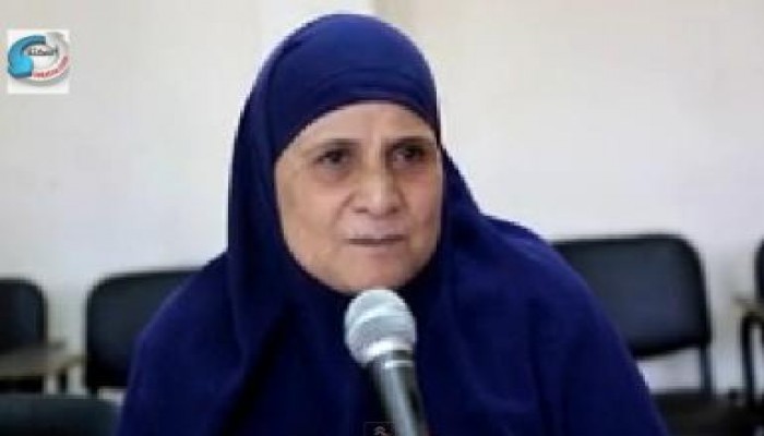 أهالي شهداء بورسعيد وزير الشباب وضع بوكيه ورد علي قبر الشهيد "متلفز"