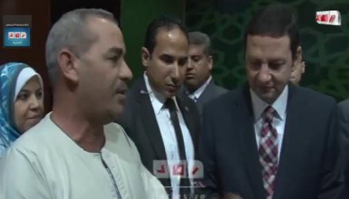 " بوستين "  علي جبين باسم عودة " مش بوسة واحدة " متلفز
