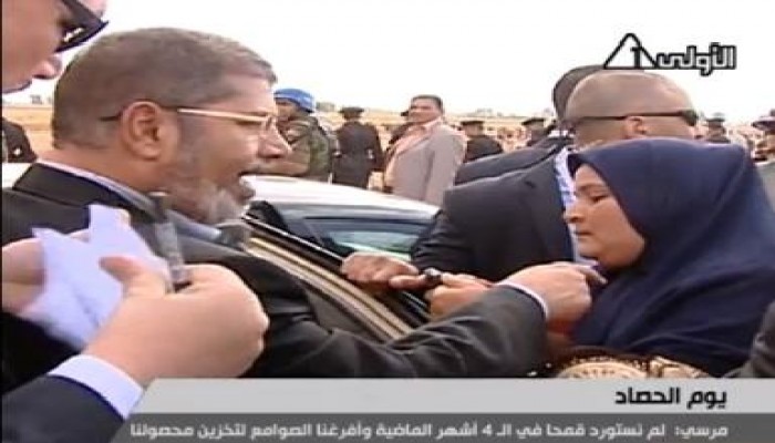 سيدة تعترض موكب الرئيس مرسي، وتحاول تقبيل يده (متلفز)