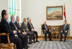 الرئيس محمد مرسي يلتقي رئيس السلطة الفلسطينية محمود عباس