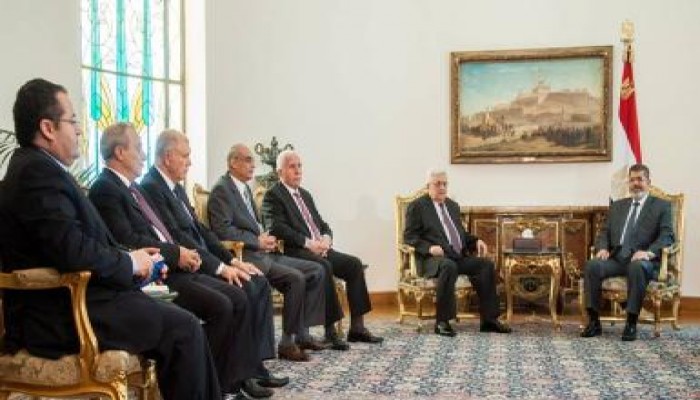 الرئيس محمد مرسي يلتقي رئيس السلطة الفلسطينية محمود عباس