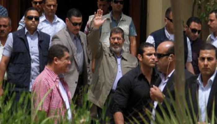 الرئيس مرسي يٌقبل رؤوس وأيدى الأطفال عقب الجمعة ويخرج وسط هتافات "بنحبك يا مرسي"