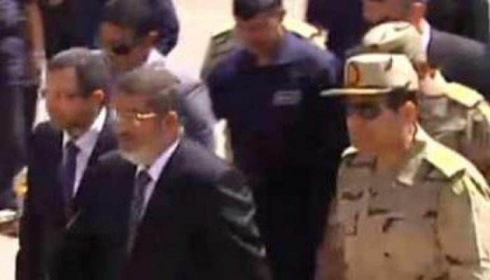 الرئيس مرسي والفريق السيسي يستقبلون المجندين بمطار الماظة العسكري