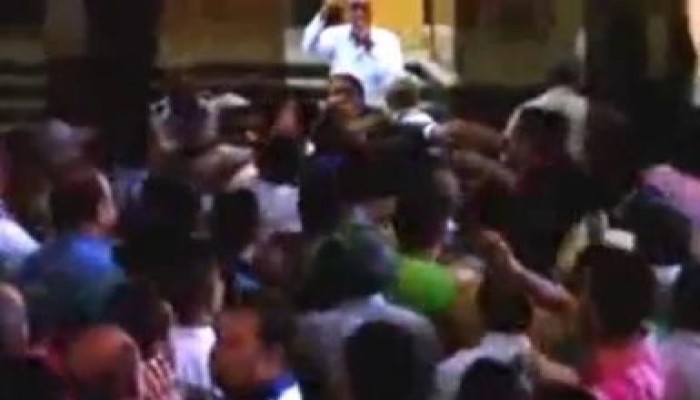 (فضيحة) ضابط شرطه يسمح بإقتحام البلطجيه لمؤتمر تنميه قناه السويس  " متلفز "