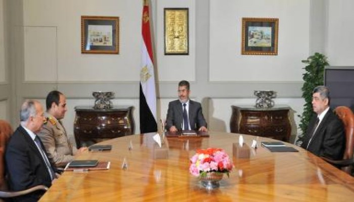 الرئيس مرسي يشدد على ضرورة القبض على خاطفي الجنود وتطهير سيناء من جميع البؤر الإجرامية
