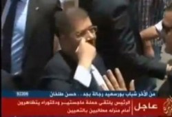 الرئيس مرسي يوقف موكبه الرئاسي وينزل للاستماع لمطالب المتظاهرين من حملة الماجستير (متلفز)