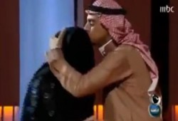 سعودي يقابل أمه المصرية لأول مرة علي الهواء في برنامج تلفزيوني  (متلفز)