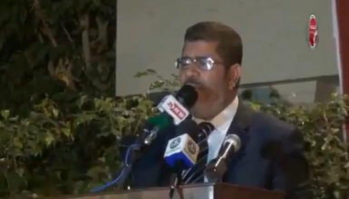 الرئيس محمد مرسي يقطع أحد المؤتمرات ليرفع الآذان