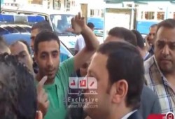 وزير التموين يتلقي شكاوي المواطنين بالشارع (متلفز)