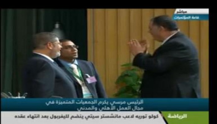 الرئيس محمد مرسى يستمع لرجل أصم حتي ينهي حديثه وهو يتحدث معه بالاشارة " متلفز "