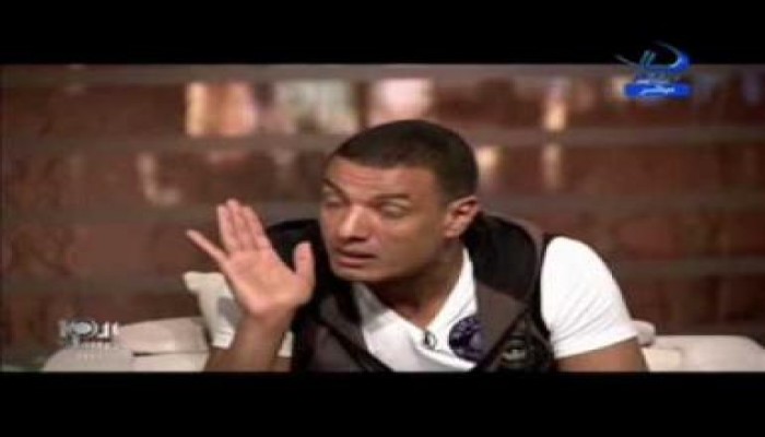 ارتباك شديد لـ هشام الجخ مع منى الشاذلي بعد مواجهته بقصيدة أحمد والي " متلفز "