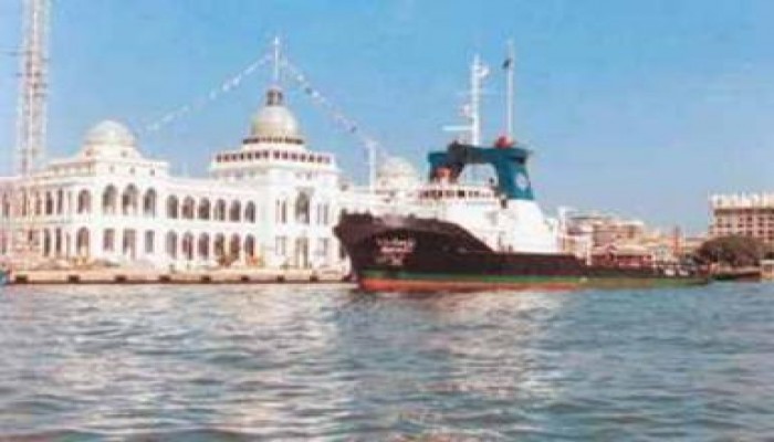 عبور 48 سفينة المجرى الملاحى لقناة السويس