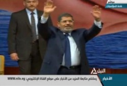 لحظة وصول الرئيس قاعة المؤتمرات: والحضور يهتفون "بنحبك يا مرسي" (متلفز)