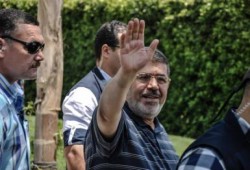 الرئيس مرسي يؤدي صلاة الجمعة في مسجد الحمد وسط ترحيب كبير من المصلين (صور)