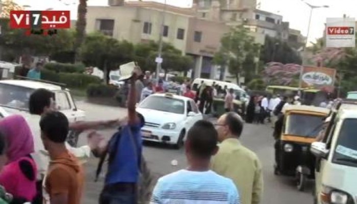 بلطجية "تمرد" يعتدون على شاب يرفع المصحف ويهتف بالحرية والتأييد للشرعية (متلفز)