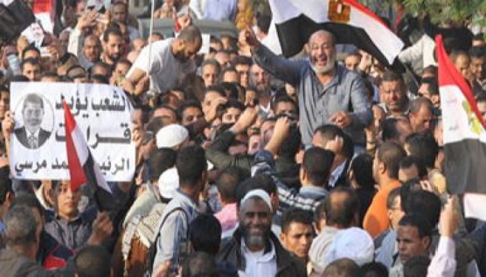 د. صفوت حجازي: "مرسي خط أحمر واللي هيرشه بالميه هنرشه بالدم"