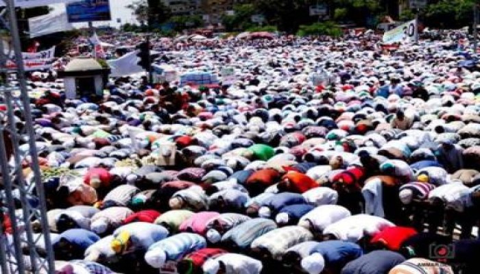 هتافات الساجدين في "رابعة العدوية": "يوم 30 العصر .. مفيش علماني في مصر"