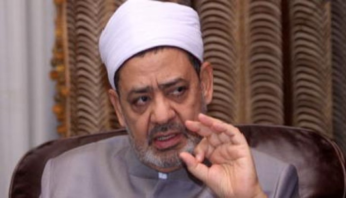 طلاب مصر شيخ الأزهر متناقض في قراراته وتصريحاته