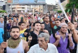 بلطجية يحملون أسلحة آلية وبيضاء في الاعتداء على القوى الاسلامية بالمنصورة (متلفز)