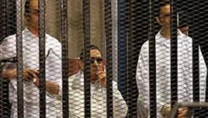 النائب العام يحيل مبارك ونجليه إلى محكمة الجنايات