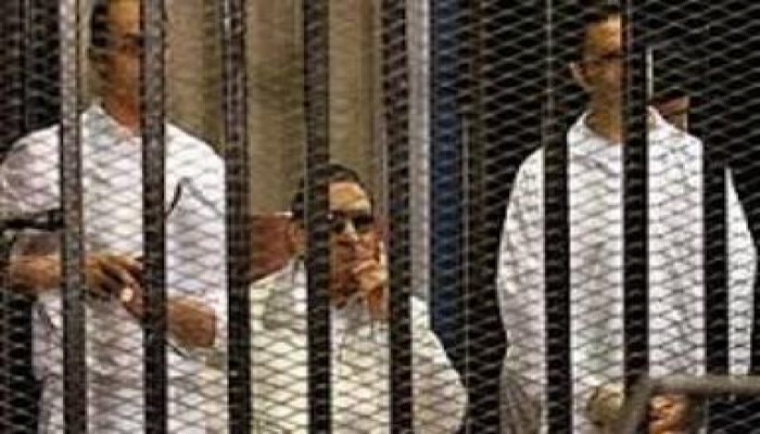 النائب العام يحيل مبارك ونجليه إلى محكمة الجنايات