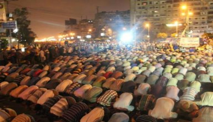 معتصمي الدفاع عن الشرعية بميدان رابعة العدوية يؤدون صلاة القيام (صور)