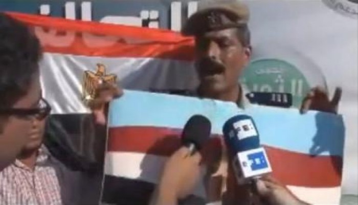 أفراد جيش وشرطة ينضمون الى معتصمى رابعة العدوية تأييدا للشرعية (متلفز)