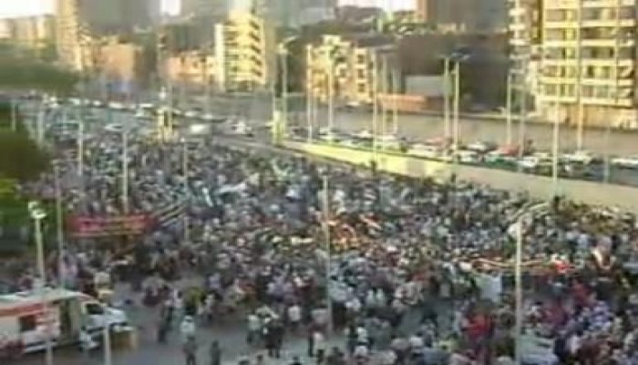 عشرت الآلاف يؤيدون الرئيس مرسي بساحة عمر مكمر باسيوط (متلفز)