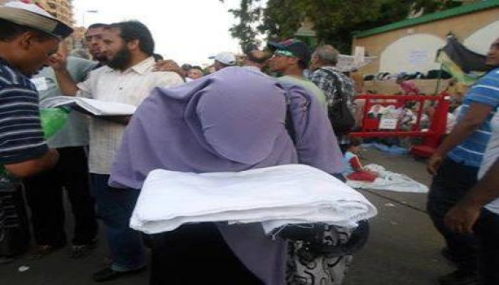 بالصور النساء حملن الأكفان في ميدان رابعة