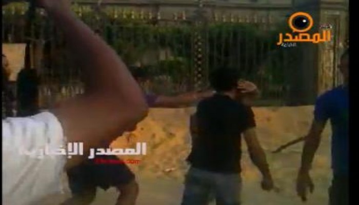 بالفيديو بشاير الحرية الجيش مع البلطجية يعتدون علي أحد أعضاء الإخوان بالمطاوي