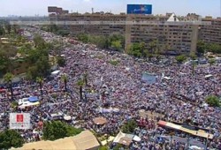 المعتصمون في ميدان رابعة يطالبون بمحاكمة السيسي بتهمة الخيانة العظمي