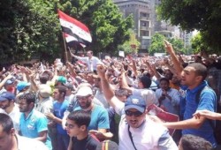 باسم عودة يتقدم مسيرة محمولا علي الأعناق دعما للرئيس مرسي