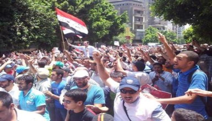 باسم عودة يتقدم مسيرة محمولا علي الأعناق دعما للرئيس مرسي