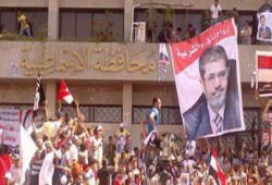 قوات الحرس الجمهوري توزع المياه على المتظاهرين وحرب إشاعات من قبل الجيش المرتعد