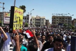 عشرات الآلاف يعتصمون داخل مبنى محافظة الفيوم حتى عودة الرئيس المنتخب