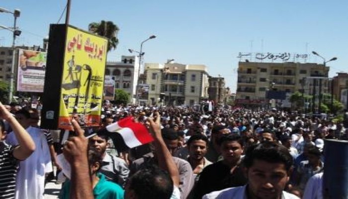 عشرات الآلاف يعتصمون داخل مبنى محافظة الفيوم حتى عودة الرئيس المنتخب