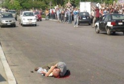 شهداء عند دار الحرس الجمهوري على يد ضابط شرطة بلباس مدني