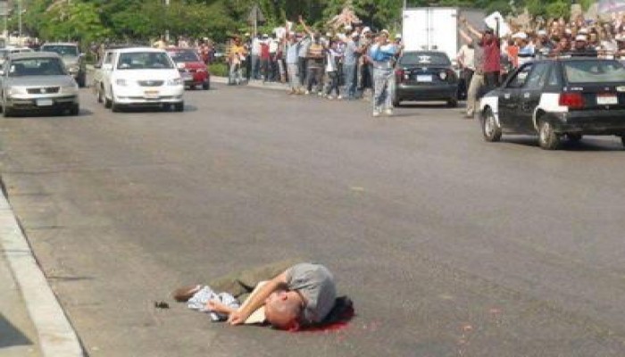 شهداء عند دار الحرس الجمهوري على يد ضابط شرطة بلباس مدني