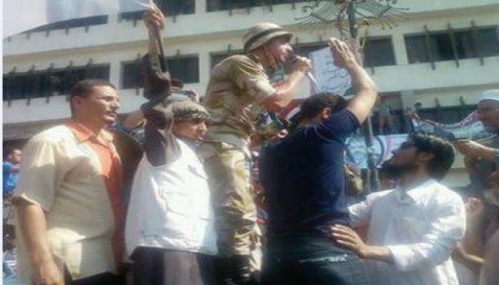 ضباط الجيش ينضمون للمتظاهرين في الإسماعيلية