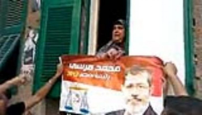 فيديو: سيدة مصرية تخرج أمام بيتها تهتف لمسيرة بالإسكندرية وتتهم السيسي بالخيانة