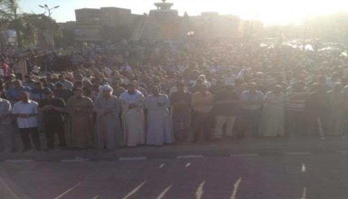 عشرات الألاف بسوهاج يؤدون صلاة الغائب علي أرواح شهداء الشرعية بمصر