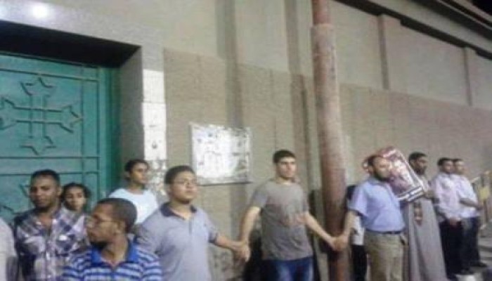 بالصور : الإخوان و الجماعة الإسلامية تحمي الكنائس في أسيوط